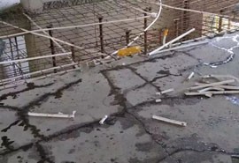 車間地面破舊、凹坑